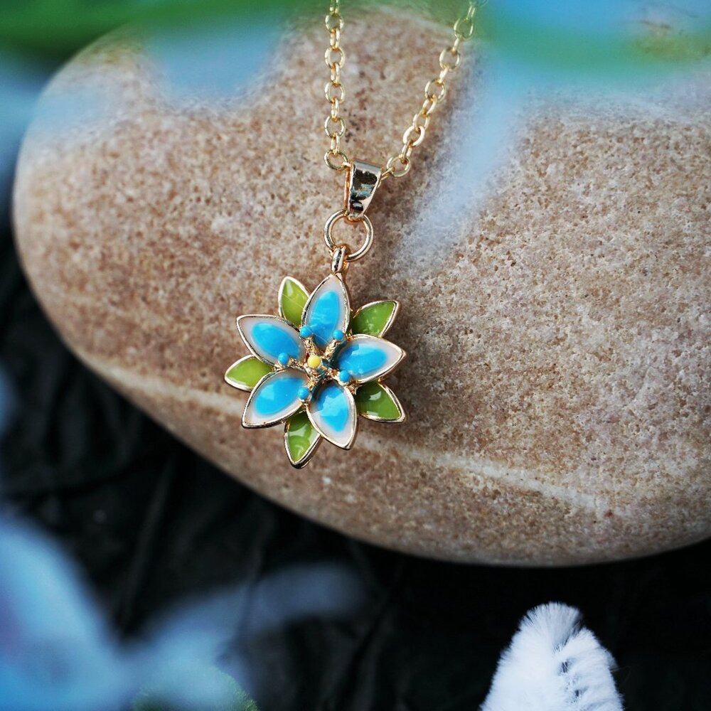 Cute blue flower necklace